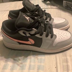 Jordan Retro 1 low, size 6Y, size 7.5 in women’s.